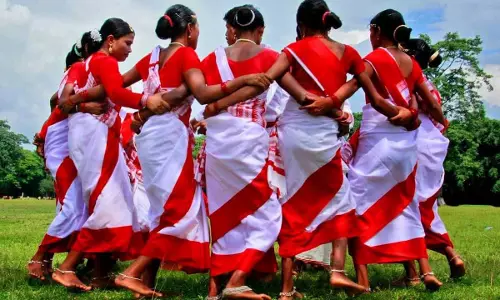 Assam के चाय जनजाति के 7,500 कलाकार झुमुर नृत्य प्रस्तुत करेंगे Assam के चाय जनजाति के 7,500 कलाकार झुमुर नृत्य प्रस्तुत करेंगे
