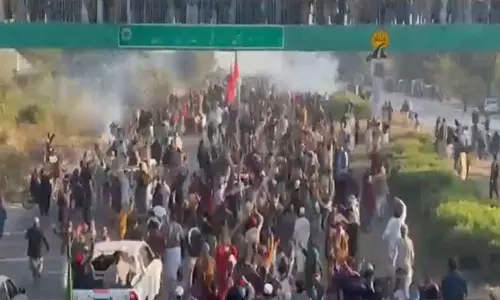 बुशरा बीबी ने इमरान खान की रिहाई की मांग की, जबकि PTI का काफिला राजधानी की ओर बढ़ रहा