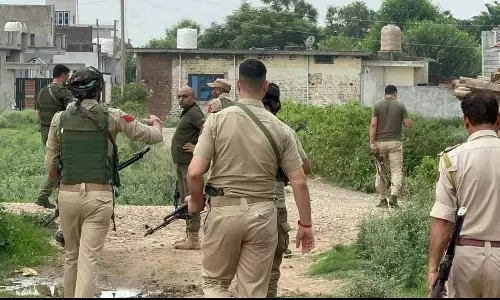 पुलिस ने J&K के राजौरी में कई स्थानों पर तलाशी ली पुलिस ने J&K के राजौरी में कई स्थानों पर तलाशी ली