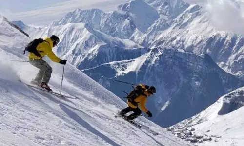 Jammu और Kashmir में स्कीइंग का आनंद लेने के लिए 4 स्थान Jammu और Kashmir में स्कीइंग का आनंद लेने के लिए 4 स्थान