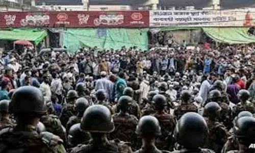 Bangladesh में प्रदर्शनकारियों ने अखबार को घेरकर बंद करने की मांग की Bangladesh में प्रदर्शनकारियों ने अखबार को घेरकर बंद करने की मांग की