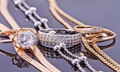 Gold की कीमत गिरकर ₹79,000 प्रति 10 ग्राम पर पहुंची, चांदी में ₹1,600 की गिरावट Gold की कीमत गिरकर ₹79,000 प्रति 10 ग्राम पर पहुंची, चांदी में ₹1,600 की गिरावट