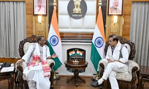 असम के CM ने विकास और कल्याणकारी पहलों पर चर्चा के लिए राज्यपाल से मुलाकात की असम के CM ने विकास और कल्याणकारी पहलों पर चर्चा के लिए राज्यपाल से मुलाकात की