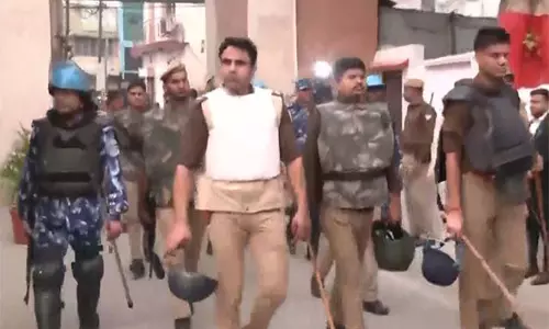 Sambhal violence: मस्जिद सर्वे हिंसा के बाद पुलिस ने फ्लैग मार्च किया