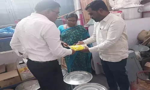 Additional कलेक्टर ने वानापर्थी में लड़कों के छात्रावास का औचक निरीक्षण किया