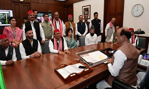 संभल घटना पर स्पीकर Om Birla से मिले अखिलेश यादव संभल घटना पर स्पीकर Om Birla से मिले अखिलेश यादव