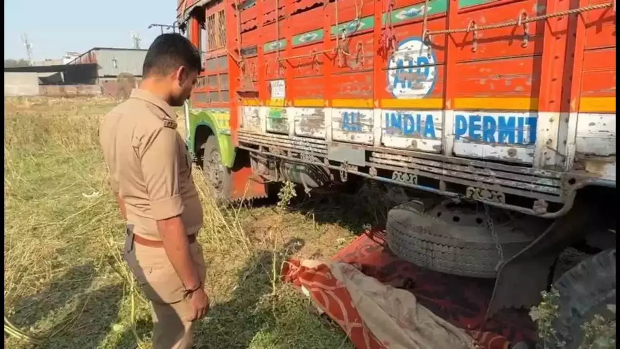 truck के कुचलने से डिलीवरी करने वाले व्यक्ति की मौत