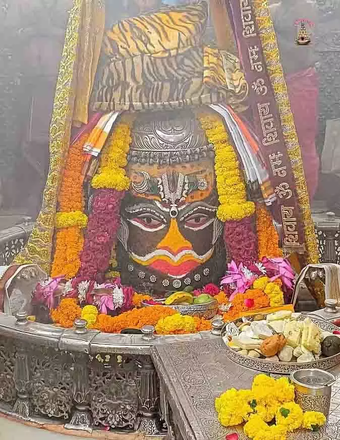 Ujjain News: बाबा महाकाल का मोर पंख और वैष्णव तिलक से श्रृंगार