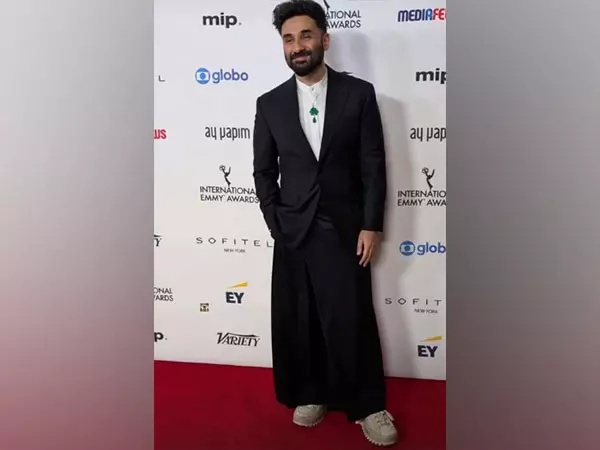 Vir Das ने इंटरनेशनल एमी अवार्ड्स 2024 में होस्ट के तौर पर अपनी चमक बिखेरी Vir Das ने इंटरनेशनल एमी अवार्ड्स 2024 में होस्ट के तौर पर अपनी चमक बिखेरी