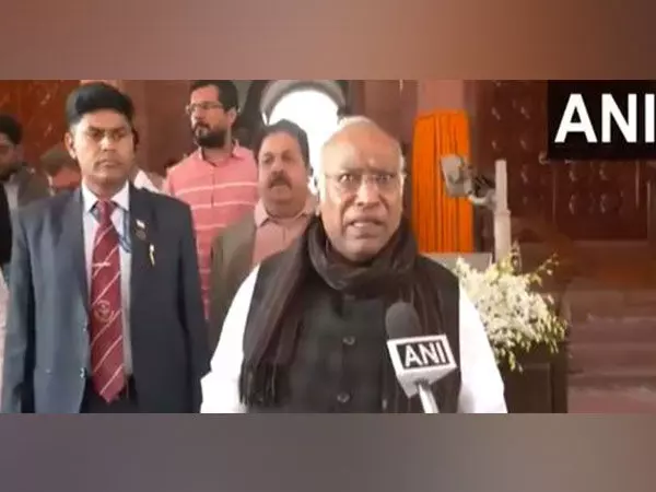 दो दिन की चर्चा होनी चाहिए ताकि लोग संविधान के महत्व को जान सकें: Mallikarjun Kharge