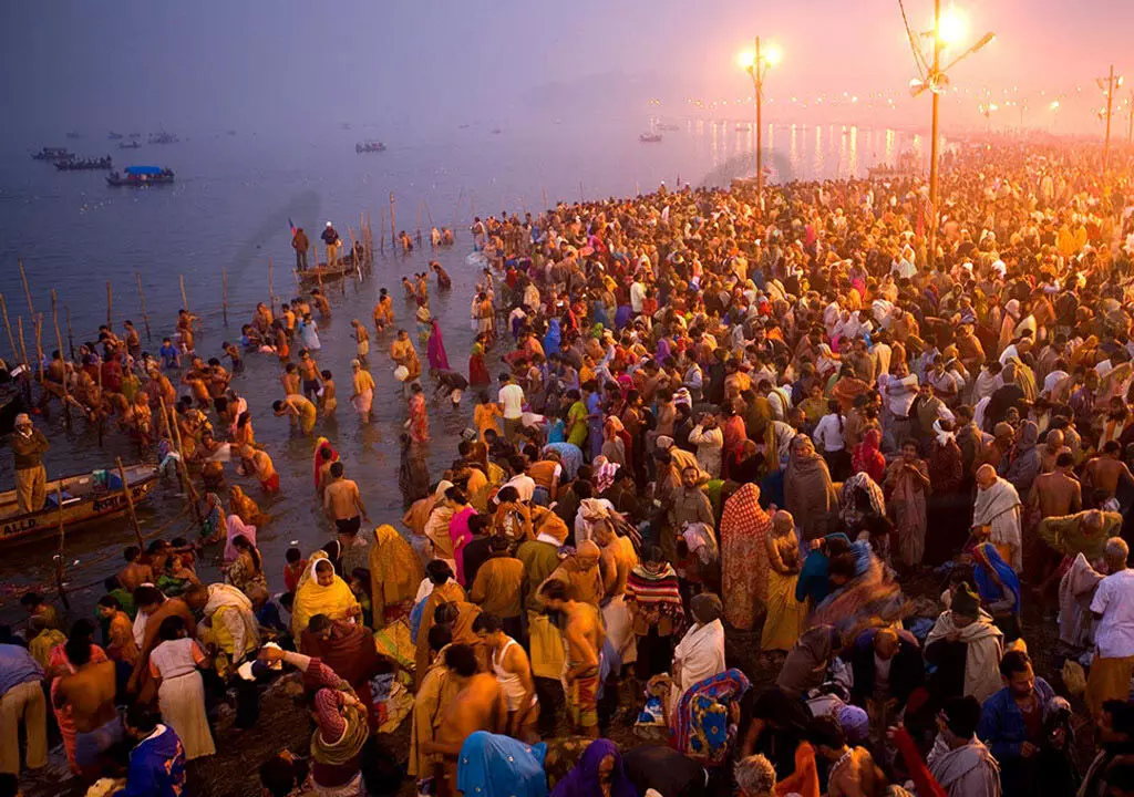 Prayagraj Mahakumbh 2025: अग्निशमन विभाग 67 करोड़ के बजट के साथ तीर्थयात्रियों की सुरक्षा के लिए तैनात करेगा रोबोट