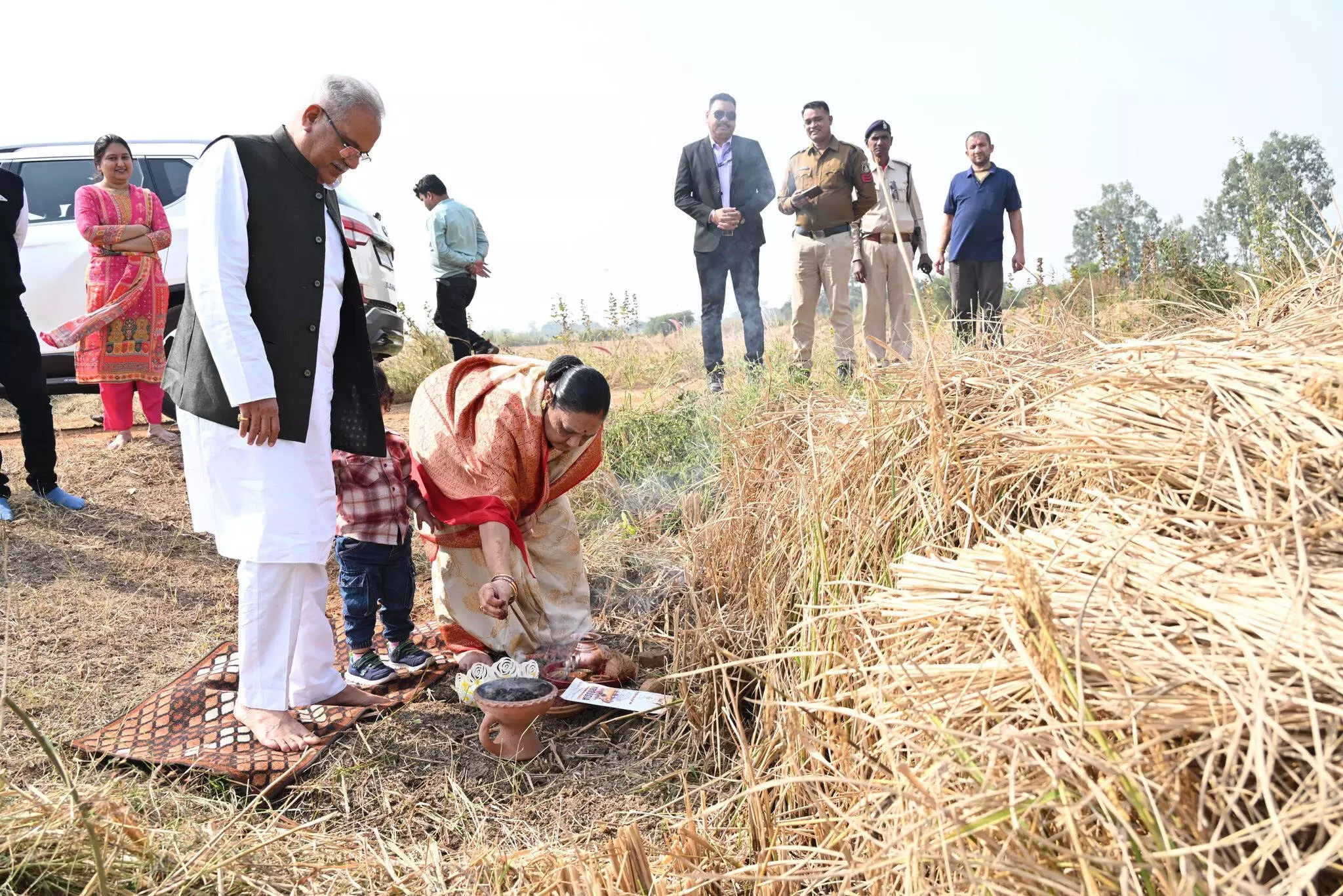 धान कटाई के उपरांत भूपेश बघेल ने कुरूदडीह में बढ़ौना रस्म पूरा किया