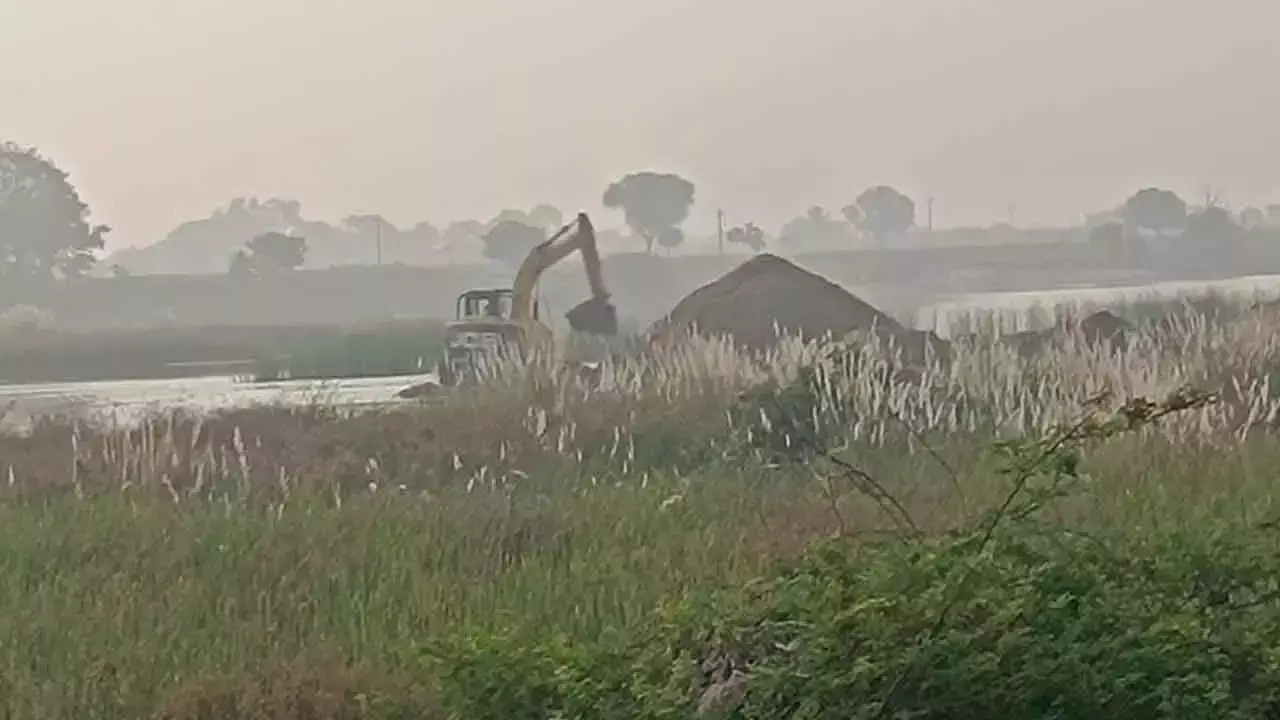 Mahbubnagar: अवैध रेत खनन बड़े पैमाने पर हो रहा है