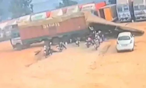 Up News: टेंट में बैठे थे लोग, ड्राइवर ने रिवर्स में चढ़ा दिया ट्रक Up News: टेंट में बैठे थे लोग, ड्राइवर ने रिवर्स में चढ़ा दिया ट्रक