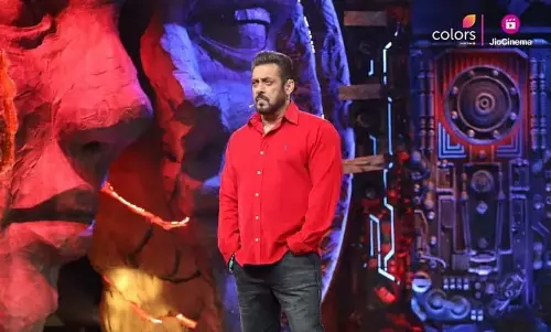 Bigg Boss 18: सलमान खान की ट्रेंडिंग लाल शर्ट की कीमत? Bigg Boss 18: सलमान खान की ट्रेंडिंग लाल शर्ट की कीमत?