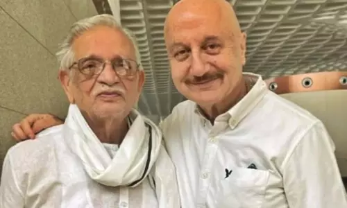 अनुपम खेर ने एयरपोर्ट पर गुलज़ार से हुई मुलाकात के बारे में बात की अनुपम खेर ने एयरपोर्ट पर गुलज़ार से हुई मुलाकात के बारे में बात की