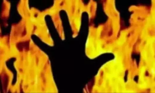 भतीजे ने की बड़े पिता की हत्या की कोशिश, पेट्रोल डालकर किया आग के हवाले भतीजे ने की बड़े पिता की हत्या की कोशिश, पेट्रोल डालकर किया आग के हवाले
