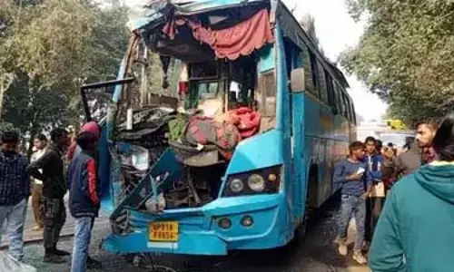 Uttar Pradesh: दो ट्रकों और बस की टक्कर 2 की मौत, 4 घायल