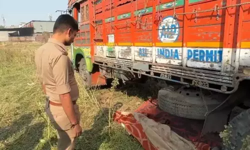 truck के कुचलने से डिलीवरी करने वाले व्यक्ति की मौत