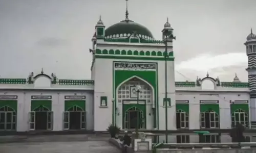 भीड़ को उकसाने के आरोप में सपा सांसद और विधायक के बेटे के खिलाफ एफआईआर दर्ज