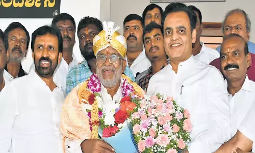 Karnataka: सीएम इब्राहिम ने जीटी देवेगौड़ा से मुलाकात की Karnataka: सीएम इब्राहिम ने जीटी देवेगौड़ा से मुलाकात की
