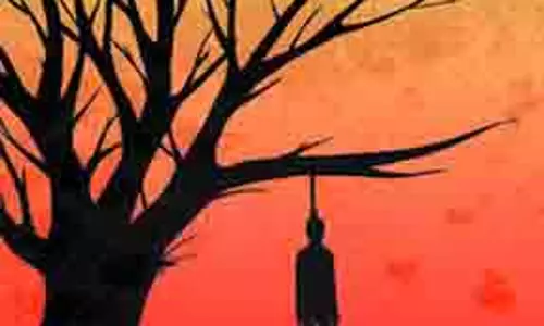 Bareilly: पेड़ से लटका मिला युवक का शव Bareilly: पेड़ से लटका मिला युवक का शव
