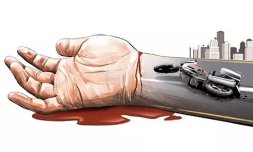 डिंडीगुल में ट्रक ने दो बाइकों को टक्कर मारी, तीन लोगों की मौत