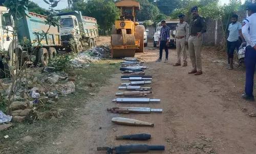20 बुलेट का काटा चालान, जब्त साइलेंसर पर पुलिस ने चलाया रोड रोलर