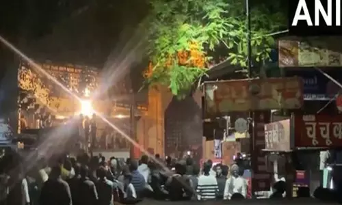 Rajasthan: उदयपुर पैलेस में प्रवेश को लेकर राजपरिवार के दो गुटों में झड़प Rajasthan: उदयपुर पैलेस में प्रवेश को लेकर राजपरिवार के दो गुटों में झड़प