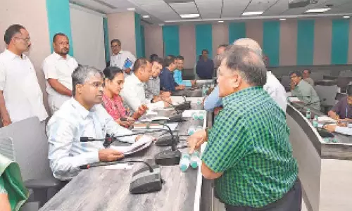 GHMC आयुक्त ने प्रजावाणी में भाग लिया, 126 आवेदन प्राप्त हुए GHMC आयुक्त ने प्रजावाणी में भाग लिया, 126 आवेदन प्राप्त हुए
