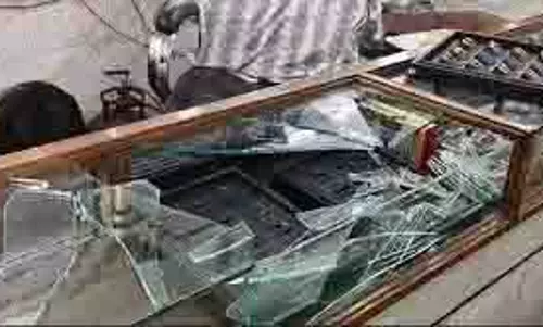 Haryana: अपराधियों ने ज्वेलरी शॉप मालिक को गोली मारकर लाखों के गहने लूटे Haryana: अपराधियों ने ज्वेलरी शॉप मालिक को गोली मारकर लाखों के गहने लूटे