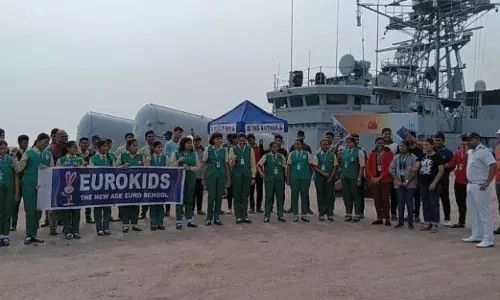 छात्रों, पर्यटकों ने गोपालपुर बंदरगाह पर आईएनएस कुठार का भ्रमण किया