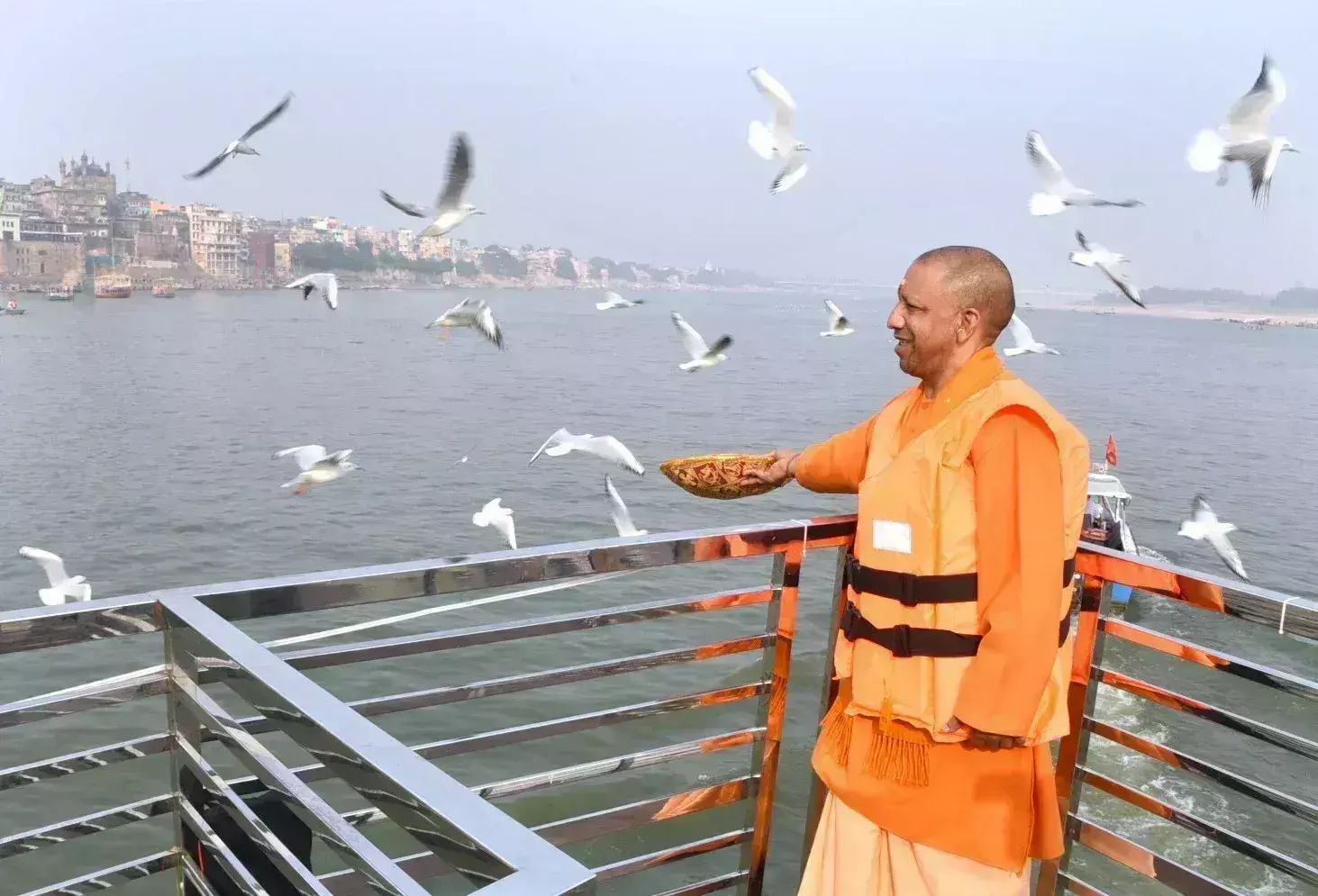 Varanasi: मुख्यमंत्री योगी ने साइबेरियन पक्षियों को दाना चुगाया Varanasi: मुख्यमंत्री योगी ने साइबेरियन पक्षियों को दाना चुगाया