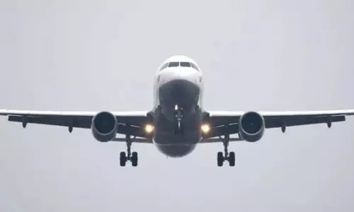 Madurai में नहीं उतर सका विमान..आसमान में चक्कर लगाता रहा हैदराबाद का विमान Madurai में नहीं उतर सका विमान..आसमान में चक्कर लगाता रहा हैदराबाद का विमान