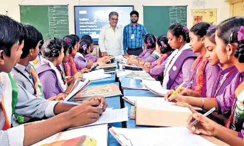 Andhra: आंध्र प्रदेश में सरकारी स्कूल ने छात्रों के लिए संविधान का मसौदा तैयार किया Andhra: आंध्र प्रदेश में सरकारी स्कूल ने छात्रों के लिए संविधान का मसौदा तैयार किया