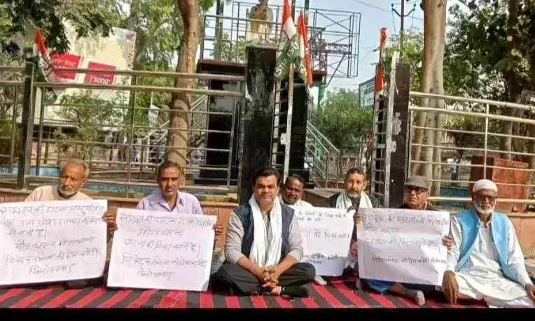 Firozabad: जिला कॉंग्रेस कमेटी ने गाँधी प्रतिमा के नीचे बैठकर धरना दिया Firozabad: जिला कॉंग्रेस कमेटी ने गाँधी प्रतिमा के नीचे बैठकर धरना दिया