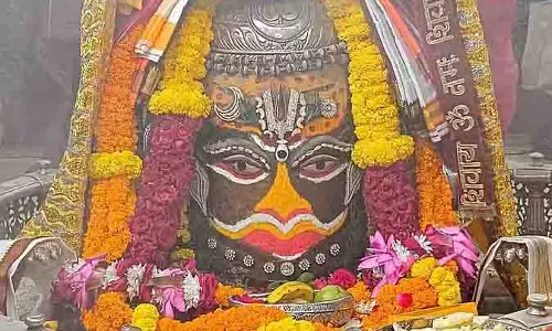 Ujjain News: बाबा महाकाल का मोर पंख और वैष्णव तिलक से श्रृंगार