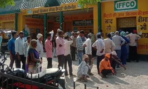 Jalaun: अब यूरिया के लिए भी लगने लगीं लाइनें Jalaun: अब यूरिया के लिए भी लगने लगीं लाइनें