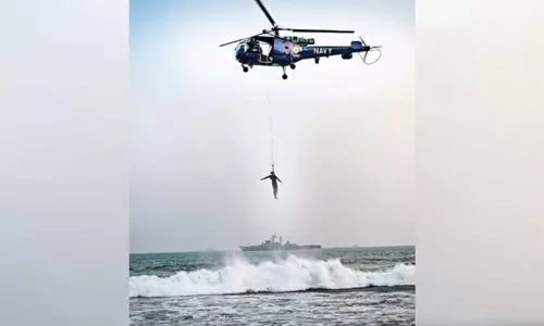 Bengaluru: पुरी में भारतीय नौसेना का शक्ति प्रदर्शन 24 जहाजों और 40 विमानों के साथ Bengaluru: पुरी में भारतीय नौसेना का शक्ति प्रदर्शन 24 जहाजों और 40 विमानों के साथ