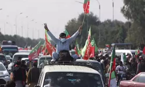 Imran Khan के समर्थकों पर गैस के गोले छोड़े गए
