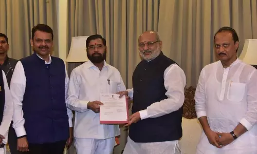 एकनाथ शिंदे ने दिया इस्तीफा, महाराष्ट्र का अगला मुख्यमंत्री कौन? सियासी हलचल तेज एकनाथ शिंदे ने दिया इस्तीफा, महाराष्ट्र का अगला मुख्यमंत्री कौन? सियासी हलचल तेज