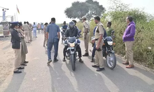 TG: ग्रामीणों ने आश्रम स्कूल के छात्र के माता-पिता के लिए न्याय की मांग की TG: ग्रामीणों ने आश्रम स्कूल के छात्र के माता-पिता के लिए न्याय की मांग की