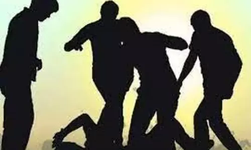 Pratapgarh: डीएपी के लिए मारपीट, पुलिसकर्मी भी किसानों को संभालने में पूरी तरह नाकाम Pratapgarh: डीएपी के लिए मारपीट, पुलिसकर्मी भी किसानों को संभालने में पूरी तरह नाकाम