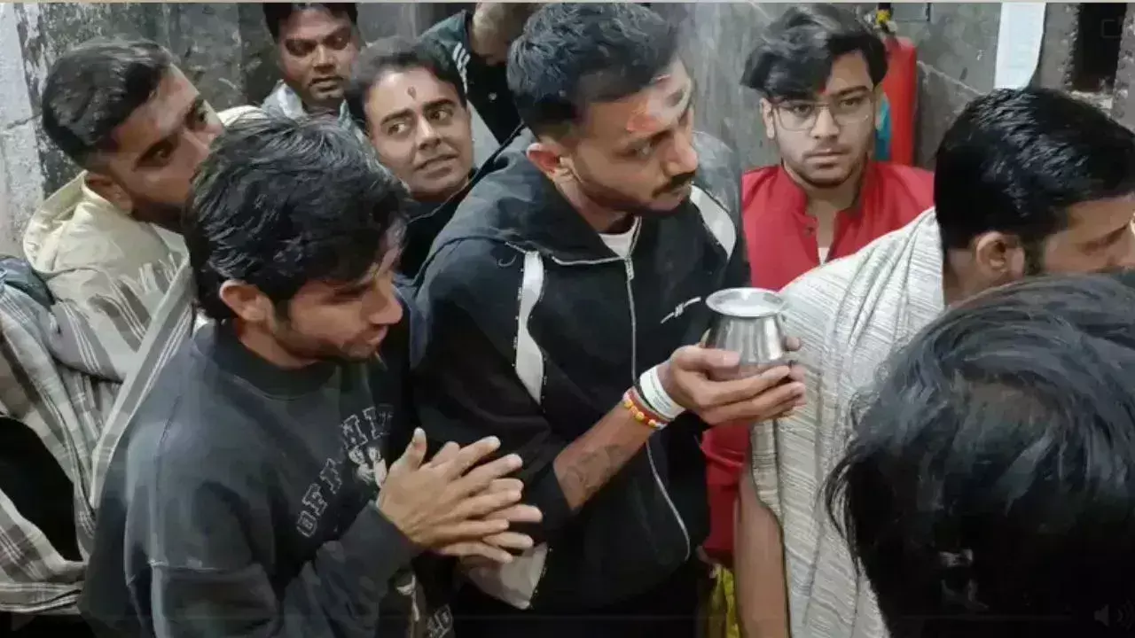 Ujjain: महाकाल की भस्म आरती में भारतीय क्रिकेट टीम के 9 खिलाड़ी हुए शामिल Ujjain: महाकाल की भस्म आरती में भारतीय क्रिकेट टीम के 9 खिलाड़ी हुए शामिल