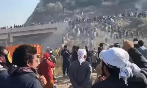 Pakistan में पीटीआई के विरोध प्रदर्शन के दौरान एक की मौत, दर्जनों घायल Pakistan में पीटीआई के विरोध प्रदर्शन के दौरान एक की मौत, दर्जनों घायल