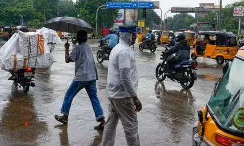 बंगाल की खाड़ी के ऊपर कम दबाव में तब्दील होने से चेन्नई में भारी बारिश बंगाल की खाड़ी के ऊपर कम दबाव में तब्दील होने से चेन्नई में भारी बारिश