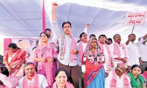 KTR ने आदिवासियों से कांग्रेस सरकार से अपनी जमीन बचाने को कहा
