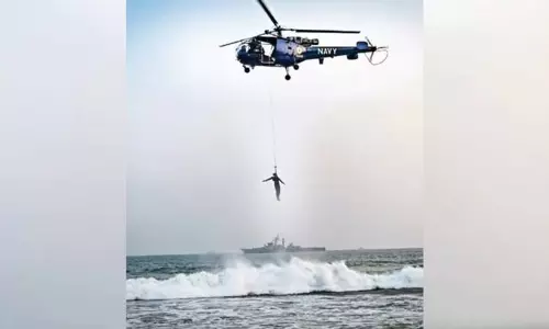 Puri में भारतीय नौसेना का शक्ति प्रदर्शन 24 जहाजों और 40 विमानों के साथ Puri में भारतीय नौसेना का शक्ति प्रदर्शन 24 जहाजों और 40 विमानों के साथ