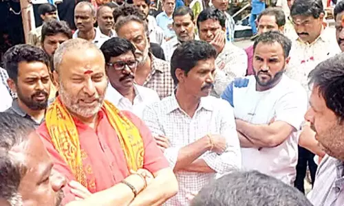 TTD बोर्ड के सदस्य ने तिरुमाला में स्थानीय लोगों से बातचीत की TTD बोर्ड के सदस्य ने तिरुमाला में स्थानीय लोगों से बातचीत की