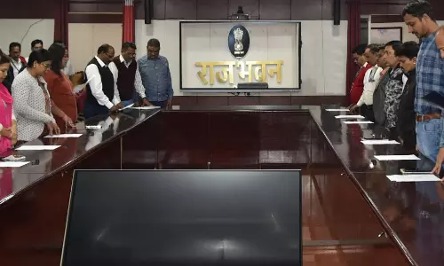 राजभवन सचिवालय के अधिकारी-कर्मचारियों ने संविधान की प्रस्तावना का किया वाचन राजभवन सचिवालय के अधिकारी-कर्मचारियों ने संविधान की प्रस्तावना का किया वाचन
